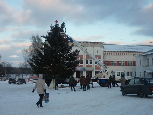 На центральной площади райцентра установлена новогодняя ёлка