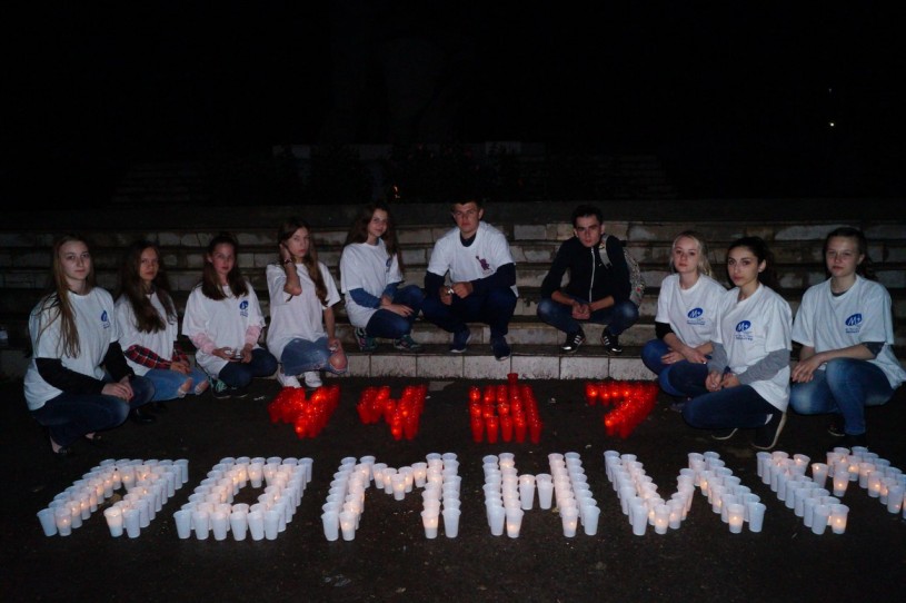 Накануне Дня памяти и скорби на центральной площади р.п. Лысые Горы прошла акция «Свеча памяти»