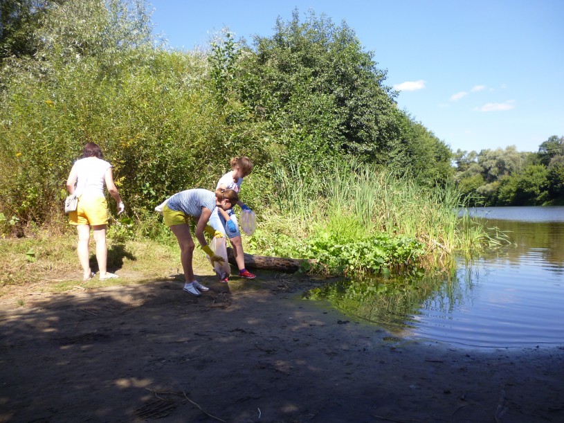 11 августа коллектив Лысогорского Центра занятости принял участие в акции по очистке берегов реки Медведица