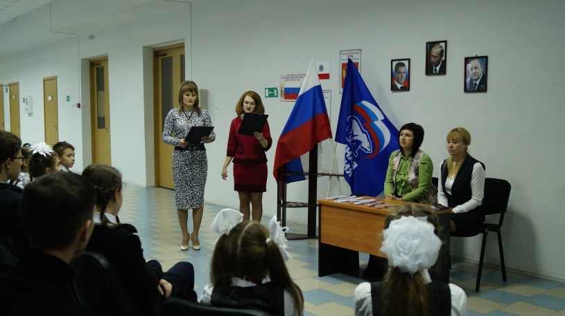 Сегодня на базе ФОК "Олимп" состоялось торжественное вручение паспортов юным гражданам района, приуроченное ко Дню Конституции Российской Федерации