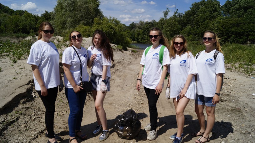 Сегодня специалисты и волонтеры Лысогорского филиала ГБУ РЦ «Молодежь плюс» провели экологическую  акцию «Зелёный десант»