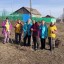 Социальные работники Лысогорского КЦСОН помогли с уборкой придомовой территории матери участника специальной военной операции