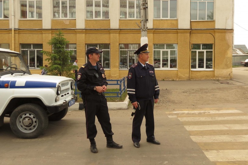 Более 50 сотрудников МО МВД России «Калининский» обеспечивали охрану порядка во время проведения торжественных линеек, посвященных последнему звонку