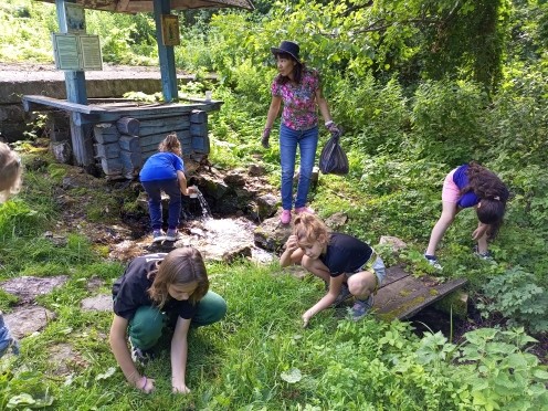Волонтеры летнего лагеря "Солнышко" провели экологическую акцию "Чистый родник"