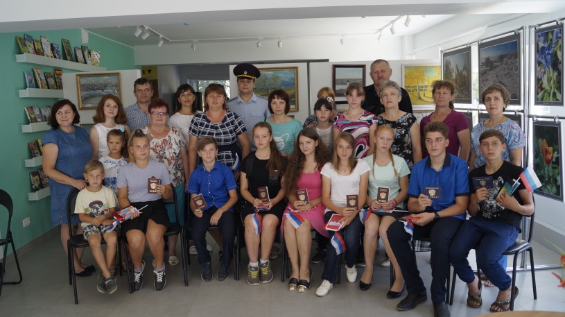 В Центральной библиотеке состоялось торжественное вручение паспортов юным гражданам района "Мы - граждане России!"