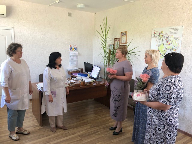Заместитель главы администрации Лысогорского района совместно с работниками культуры выразили благодарность врачам-инфекционистам