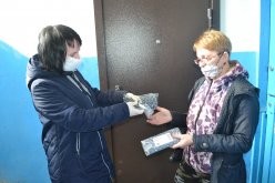 Специалисты ГАУ СО КЦСОН Лысогорского района обеспечивают масками семьи, состоящие на социальном обслуживании