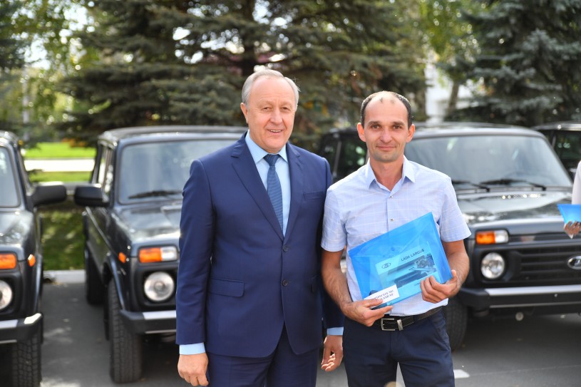 Глава региона Валерий Радаев вручил ключи от легковых автомобилей муниципальным образованиям области