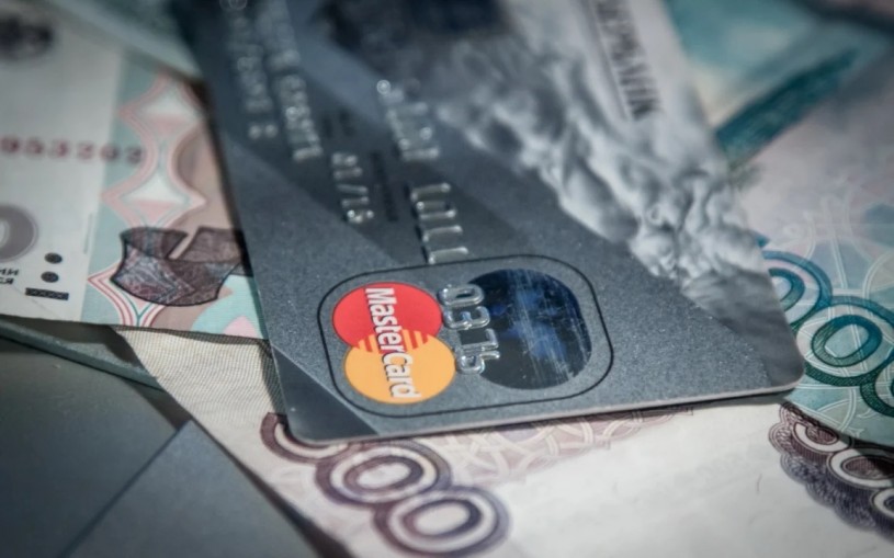 Житель Калининска подозревается в хищении денег с карты матери