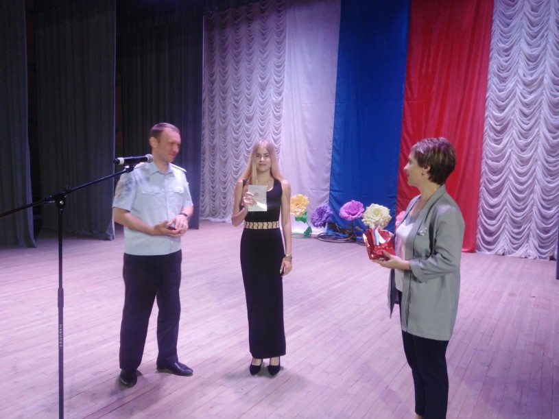 В День России состоялось торжественное вручение паспортов юным лысогорцам