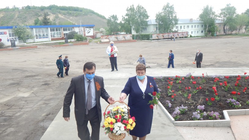 Глава Лысогорского района и председатель районного Собрания возложили цветы к памятнику воинам-лысогорцам