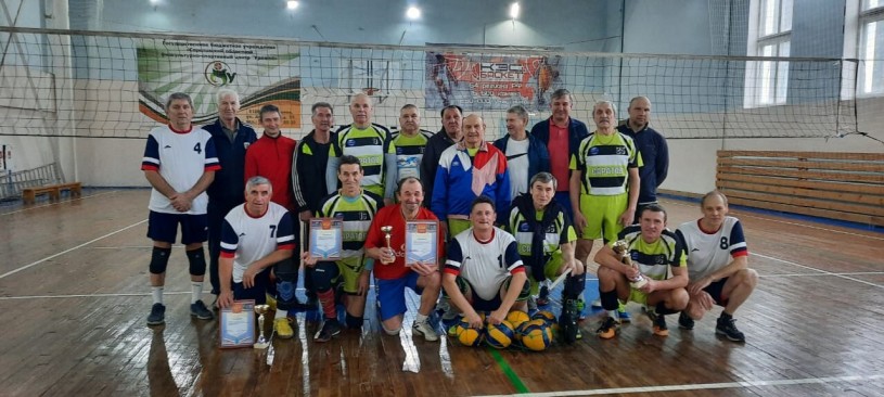 В Лысых Горах прошел новогодний турнир по волейболу среди ветеранов спорта