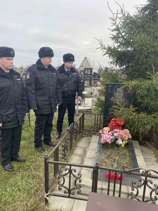 Сотрудники полиции и представители ЮДП почтили память погибших при выполнении служебных обязанностей сотрудников органов внутренних дел Российской Федерации