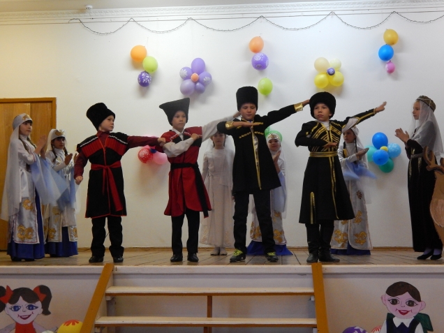 В школе №2 р.п. Лысые Горы состоялся праздник национальных культур "В дружбе народов – единство России!"