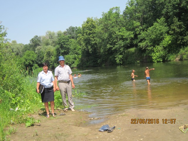 Сотрудниками администрации и отделения полиции проведен профилактический рейд по местам купания на реке Медведица в окрестностях Лысых Гор