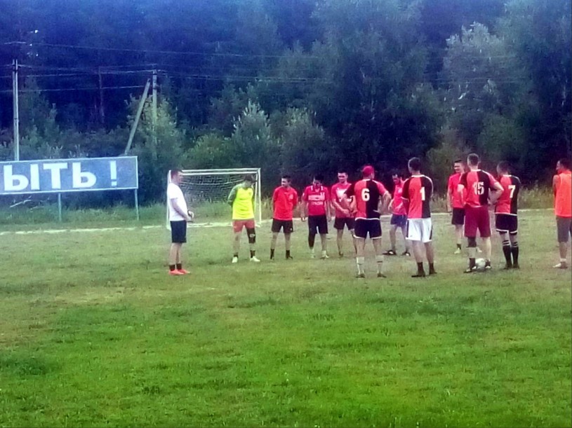 В День молодежи в Лысых Горах прошел турнир по футболу среди взрослых команд