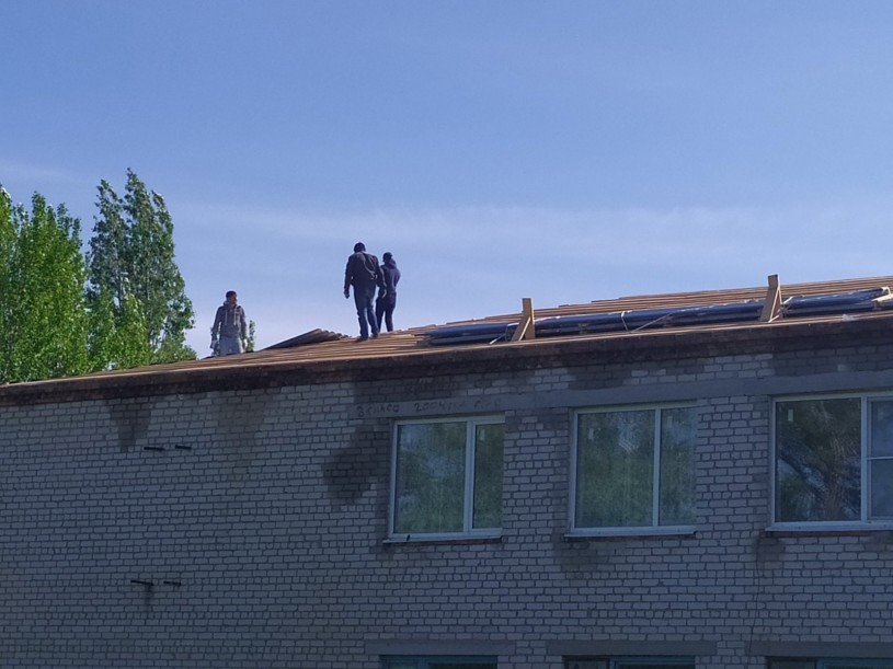 В МБОУ СОШ поселка Раздольное ведутся работы по ремонту крыши