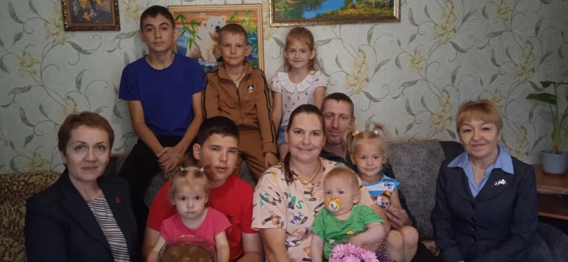 В Международный день семьи в Лысых Горах поздравили многодетную семью
