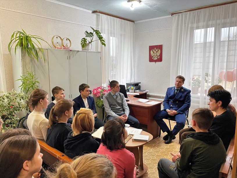 В отделе ЗАГС по Лысогорскому району состоялся круглый стол «Я и мои права», участниками которого стали Лысогорские школьники-старшеклассники
