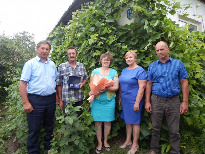 Семья из Лысогорского района  награждена медалью «За любовь и верность»