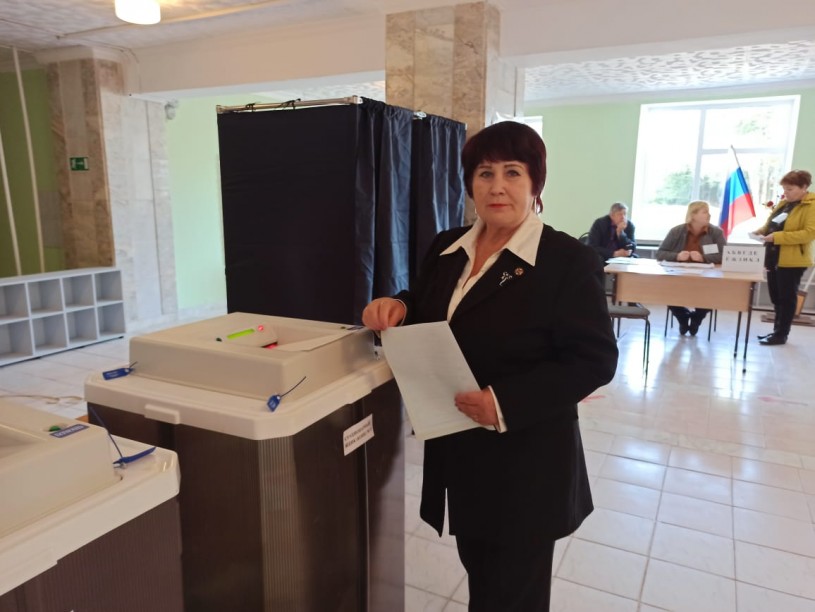 Председатель Общественного совета Лысогорского района приняла участие в голосовании