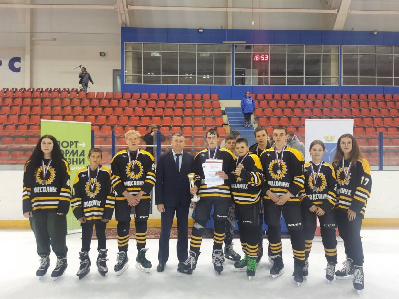 Команда Лысогорского района заняла первое место в турнире по хоккею "Кубок Надежды"